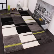 Im modernen wohnstil sind graue oder weiße teppiche mit geometrischen mustern passend. Designer Teppich Grun