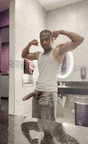 Bull *FLASHES* BBC in busy bathroom - ThisVid.com