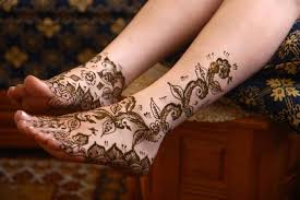 Henna is a natural dye that stains the skin temporarily and helps one sport you will find henna stains very dark, nearly black in color on the feet. How To Do Black Henna Tattoos 2021 Updated Tattoos Spot