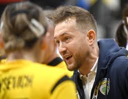 NA ZAČIATKU NEISTOTA AJ VEĽKÝ TLAK, NA ZÁVER SPLNENÝ SEN. PETER KOSTKA SA  VRACIA K PÔSOBENIU V MICHALOVCIACH, ZA KTORÉ JE VĎAČNÝ. PRED ODCHODOM ZO  SLOVENSKA SI VYSKÚŠAL TIEŽ KOMENTOVANIE V TELEVÍZII |