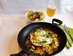 Das Spiegelei Auf Das Grostl Geben Und Mit Viel Schnittlauch Bestreuen Mit Salat Und Einem Kuhlen Bier Servieren Rezepte Kochen Essen Und Trinken