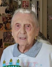 Amanda Proctor's Instagram, Twitter & Facebook