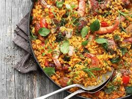 Grillrezept Paella Mit Hahnchen Wurst Und Garnelen Paella Rezept Spanische Gerichte Paella