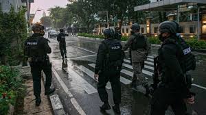 Berdasarkan video yang dilansir dari okezone, rabu (31/3/), teroris tersebut dilumpuhkan berjarak hanya 10 meter dari kantor kapolri jendral listyo sigit prabowo. Xhbdbbgqtu7nxm