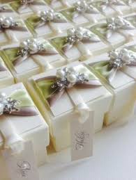 Yellow And Silver Wedding Favour Boxes With Pearl Brooch And Name Tag Wedding Favours Luxury Silver Wedding Favors Wedding Favor Boxes