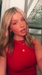 Stylish Wavy Blonde Hair and Accessories Showcase