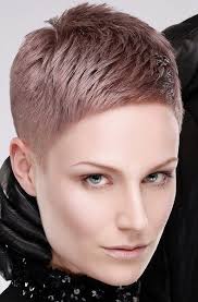 Bob frisur bob frisuren trends. Sehr Kurzer Dunkelblonder Pixie Cut Top Frisuren Styles Ideenfrisuren