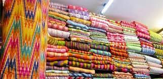 Jenis kain sutra didominasi dengan tipe kain sutra berwarna dasar putih. 10 Kain Tradisional Asli Indonesia Memukau Mendunia