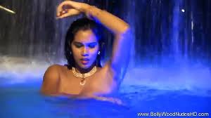 Sexy Inderin mit straffen Brüsten beim nackt baden - HD-SEXFILME.com
