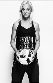 De retour en suède, la milieu de terrain dispute la finale de la ligue des champions sous le maillot de tyresö, puis rejoint le psg pour s'y imposer comme capitaine. Caroline Seger Hot Sports Girls