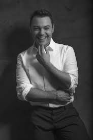 E ti vengo a cercare è il nuovo singolo di tiziano ferro che trovi nell'albumaccetto miracoli: Grammy Awards Tiziano Ferro In The Jury Infinite Emotion The Limited Times