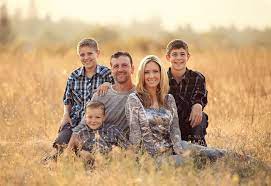 20 Creative Family Photo Ideas Mybabydoo Family Portrait Poses Photography Poses Family Family Photo Pose
