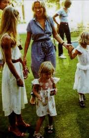 This marriage produced two daughters: Pin Von Stephen Eugene Charito Auf Abba Wunderschone Frau Musik Prominente