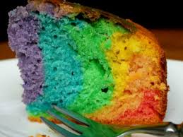 Biarkan kek semalaman dahulu baru potong sebab kek ni agak lembab (moist). Resepi Kek Butter Pelangi Bakar