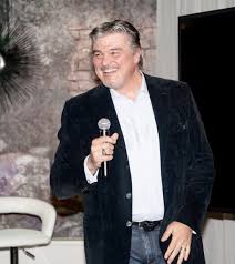 (colloquial, derogatory) soft, oversensitive to pain. Contact David Douillet Conferencier Sportif
