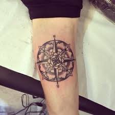 Trouvez vos idées de tatouage et de découvrir de nouvelles conceptions. 27 Idees De Mandala Rose Des Vents Rose Des Vents Tatouages Boussole Tatouage Rose Des Vents