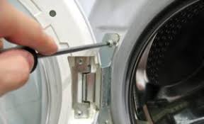 wasmachine stroomt van onder de deur wat te doen