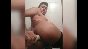 Casero latino nalgon disfrutando en el baño