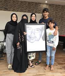 Beredar foto muda umi pipik bertangtop merah,netizen malah fokus kebagian tubuh ini, itu asli ya. Sedang Sakit 10 Bukti Umi Pipik Adalah Ibu Yang Kuat Bagi Anaknya