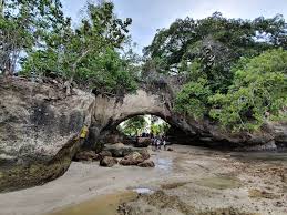 Dinamai pantai karang bolong karena ada bagian seperti terowongan di pantai ini, lihat di gambar sebelah. Yfypy5u Pvl0em