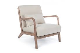 On trouve sur ses accoudoirs, une finition en bois de noyer qui apporte un véritable gage de qualité au produit. Fauteuil Vintage En Lin Avec Accoudoirs Bois Hellin
