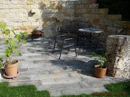 Eine Ebenerdige Sitzecke Mit Nature Terrassenplatten Terrassenplatten Terrasse Terrassenplatten In Holzoptik