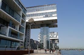 Sie ist familienfreundlich, voll ausgestattet und hat eine größe von 55 qm. Quermania Koln Rheinauhafen Kranhauser