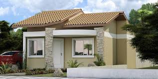 Casa de simples construção com uma cobertura em 4 águas, detalhes no entorno das esquadrias e na parede lateral direita bem como nos pisos da varanda. Fachadas De Casas Pequenas E Simples 95 Ideias E Modelos