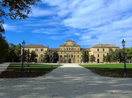 Il decreto imperiale del 962 (conservato nell'archivio vescovile), conferito dall'imperatore ottone i al vescovo di parma uberto, sancì l'istituzionalizzazione a parma di una scuola superiore di diritto, indirizzata alla formazione della professione notarile. Parco Ducale Palazzo Domanto