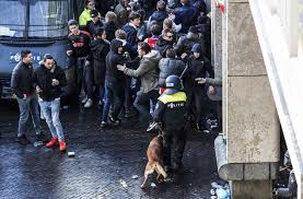 Das feld ist verkleinert, das team umfasst nur sieben spieler. Ajax Amsterdam Bei Juventus Turin Hooligans Vor Champions League Ruckspiel Festgenommen Fussball Stuttgarter Zeitung