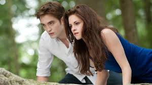 Noua viață de tineri căsătoriți a bellei și a lui edward nu este ceea ce se așteptau, deoarece o mare surpriză le schimbă dramatic situația. Saga Amurg Zori De Zi Partea Ii Trailer Apropo Ro