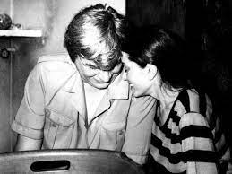 Aceste crize vor continua în toamnă si poetul se întoarce cu trenul, si cu greu, la bucuresti cu dora si cu tinerii nou căsătoriti seara târziu pe 12 decembrie. De Dragoste Mai Ales Webcultura