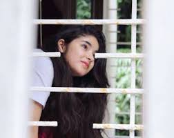 Dhaakad Girl Zaira Wasim Cute Photo Gallery Movieraja Collection Of Movie Reviews Videos And Gallery In 2020 Zaira Wasim Bollywood Actors Actresses