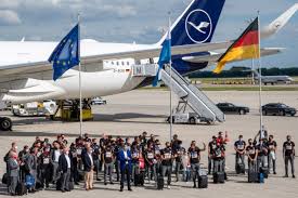 Angestellt, kaminkehrer, flughafen düsseldorf gmbh. Ankunft Des Fc Bayern In Munchen Ein Kurzer Empfang Munchen Sz De