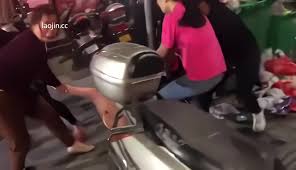 街头打小三】被原配从服装店里拽出来，街头扒光暴打，不得不说还是有几分姿色，身材不错！ - 91热爆