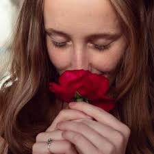 Laura S. Kunze: Lebenslauf, Bücher und Rezensionen bei LovelyBooks