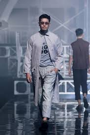 Karena noda lebih mudah terlihat dan para orangtua tidak perlu mencuci bagian yang tidak terkena noda. Nuansa Baru Busana Pria Dari Ivan Gunawan Lifestyle Bisnis Com