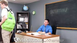 Estudiante de Manroyale golpea a la maestra para salir de la detención