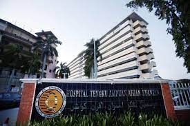 Penrgorbanan seorang anak yang sanggup berulang alik sejauh 160 km sehari dari kajang menuju ke tempat kerjanya di hospital tuanku ampuan najihah, kuala pilah setiap hari kerana mahu menjaga ibunya yang sudah uzur berakhir dengan penuh kesyahduan dan kesedihan buat seluruh ahli keluarganya. Hospital Tengku Ampuan Najihah