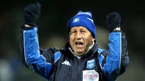 Dirigió al equipo durante 44 años, aunque con dos breves interrupciones: Aj Auxerre No Twitter Guy Roux Souffle Aujourd Hui Ses 80 Bougies Tout Le Club De L Aj Auxerre S Associe A Ce Message Pour Souhaiter Un Joyeux Anniversaire A Son Entraineur Historique