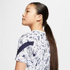 Le choc des influenceuses est une émission de télévision française présentée par lufy, diffusée quotidiennement du lundi au vendredi depuis le 20 août 2018 sur tfx. Nike France Pre Match Shirt 2020 Junior Licensed Short Sleeve Performance T Shirts Sportsdirect Com