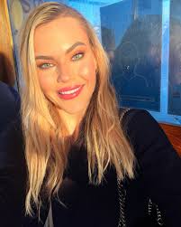 What colour are my eyes? No filters needed with golden hour🌞