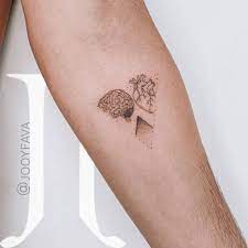 Brain and heart tattoos seek to unite the essence of both organs, crucial for the human body. Remarkable Tattoos That Capture The Struggle Between