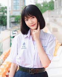 ในภาพอาจจะม หน งคนข นไป และผ คนกำล งย น ผ หญ ง สไตล ว ยร น สาวม ปลาย