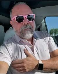 Hi I'm Eric 53 from Cape Coral Florida, single and looking for a long term  healthy relationship