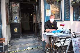 Hier können sie ihre webseite in unseren webkatalog eintragen. Bitte In Die Liste Eintragen Patrick Streicher Sitzt Vor Dem Baren Eingang Auf Seinem Hocker Notiert Namen Der Gaste Und Bekommt Immer Mehr Rucken Schwarzwalder Bote