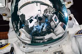 Voilà un selfie qui risque bien d'entrer dans. Safe Space Brown Alumni Magazine