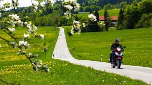 Das ist jetzt sicher arg früh, aber ab wann sollte man ein kind ans fahren führen, wenn es selber worauf sollte ich bei ihm achten, und ab wann machts überhaupt sinn? Corona Motorrad Darf Man Jetzt Wieder Motorradtouren Machen Bayern 1 Radio Br De