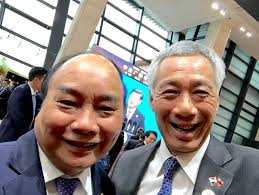 Jun 21, 2021 · chủ tịch nước nguyễn xuân phúc tiếp bộ trưởng ngoại giao singapore 21/06/21 16:27 gmt+7 14 liên quan gốc chiều 21/6/2021, tại hà nội, chủ tịch nước nguyễn xuân phúc tiếp bộ trưởng bộ ngoại giao cộng hòa singapore vivian balakrishnan sang thăm chính thức việt nam. Thá»§ TÆ°á»›ng Singapore Ä'Äƒng áº£nh Wefie Cung Thá»§ TÆ°á»›ng Nguyá»…n Xuan Phuc Tháº¿ Giá»›i