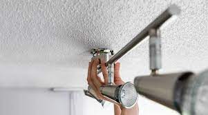Um das brett an die decke zu schrauben und die lampe anbringen zu können, mussten nun nur noch einige löcher in das brett gebohrt werden. Lampen Richtig Anschliessen Und Montieren Jumbo Youdoo